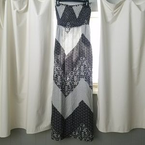 Black and White Sleeveless Maxi Dress with Pockets
